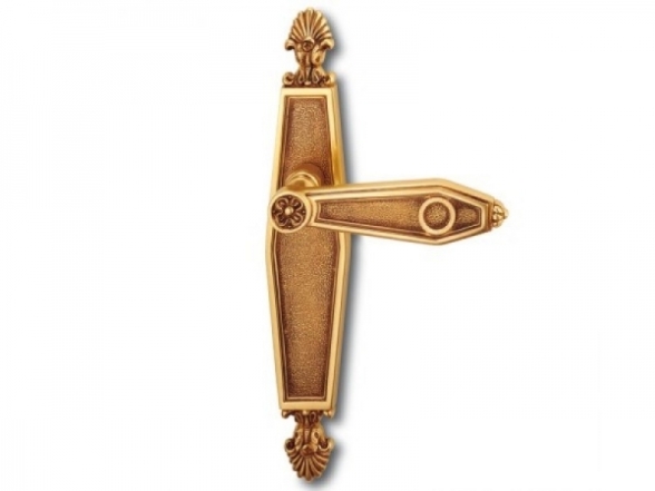 Дверные ручки на планке золото