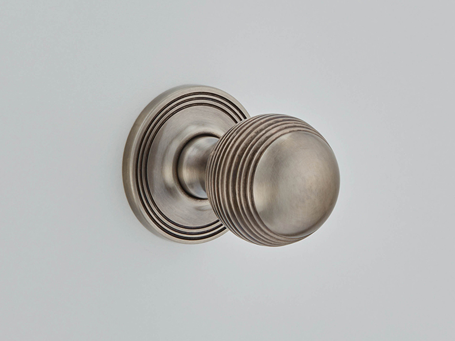 Дверная ручка-кноб на розетке Croft Reeded Ball 6346 античный никель