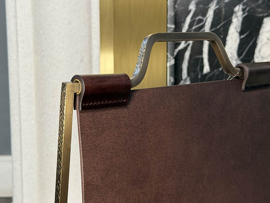 Дровница с кожаной вставкой FG-12053 античная латунь с чеканкой