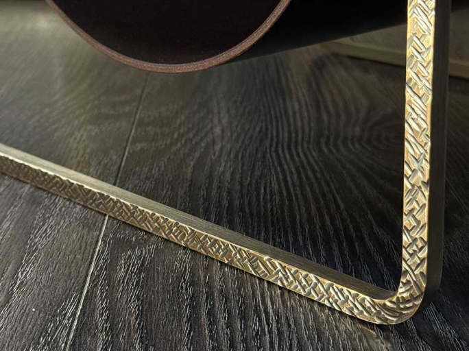 Дровница с кожаной вставкой FG-12053 античная латунь с чеканкой