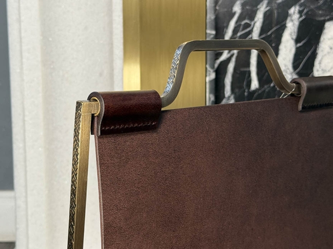 Дровница с кожаной вставкой FG-12053 античная латунь с чеканкой