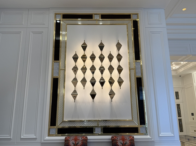 Декоративное панно из стекла и латуни FURNITEK FG-04002 со вставкой из дерева