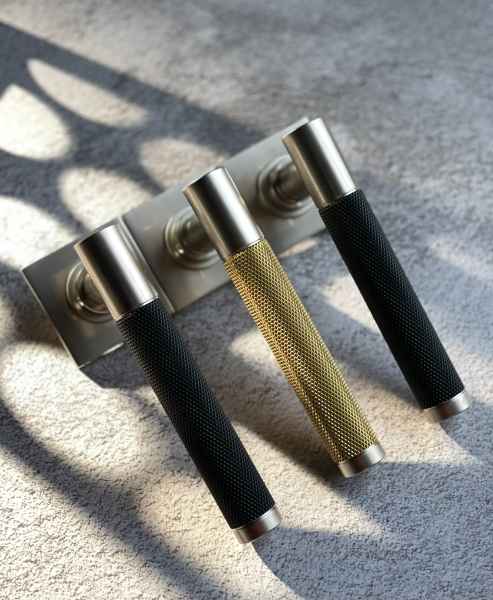 Дверные ручки на квадратных розетках Frank Allart