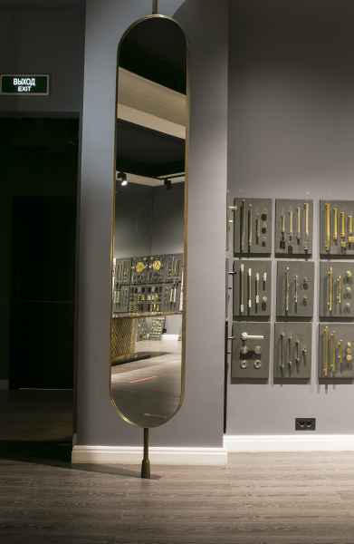 Латунная стойка с зеркалом поворотная античная латунь